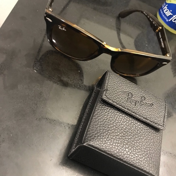 Ray Ban Wayfarer Foldable Sunglasses - Picture 3 of 4
